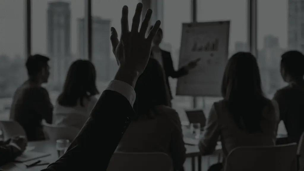 회의 중 손을 드는 사람