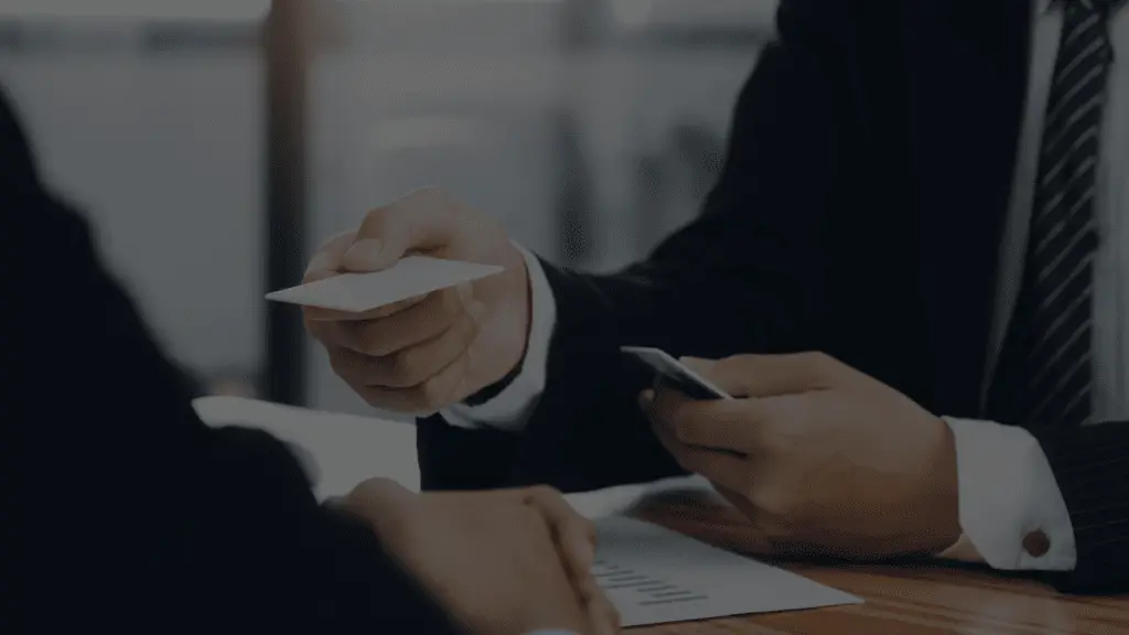 명함을 주고받는 비즈니스 상황